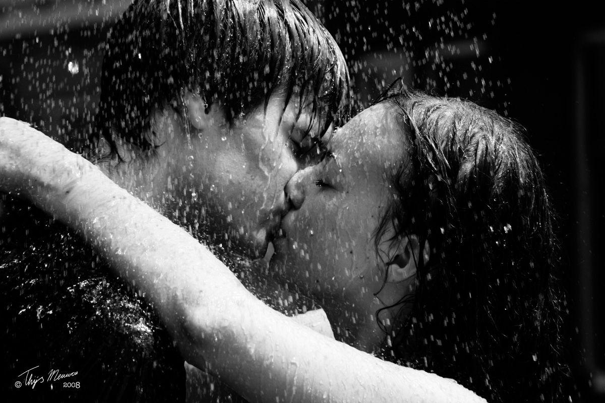 Горячая страсть в душе. Любовь под дождем. Страстный поцелуй под дождем. Поцелуй любви. Страстные поцелуи.
